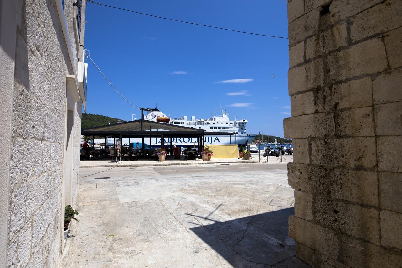 Apartment And Room Daria Vis Island Εξωτερικό φωτογραφία
